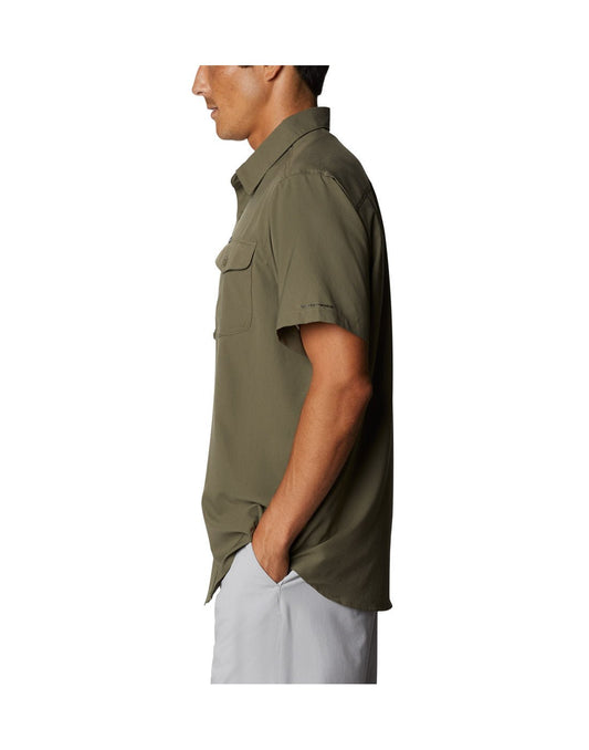 Product Image – Left side view of a man wearing a Columbia Men's Utilizer™ II Solid Short Sleeve Shirt in stone green colour.