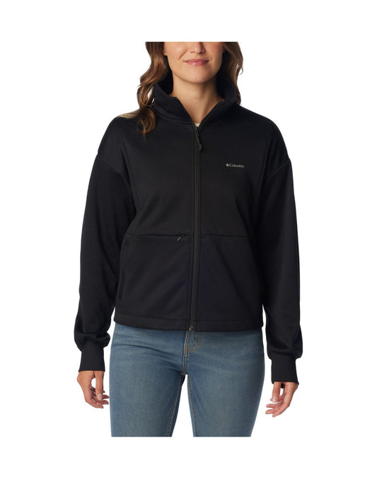 Product Image – Woman wearing blue jeans and Columbia Women's Boundless Trek™ Tech Full Zip Jacket in black, zipped up, front view