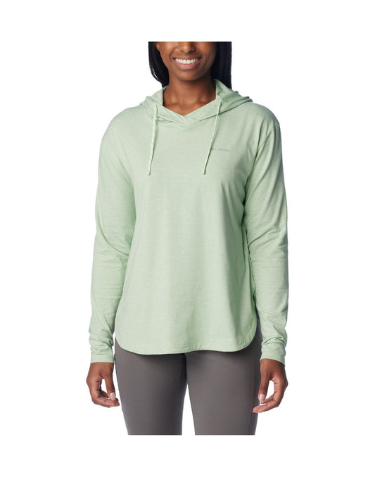 Product Image – Front view of a woman wearing Columbia Women's Sun Trek™ Hooded Pullover in Sage Leaf Heather colour.