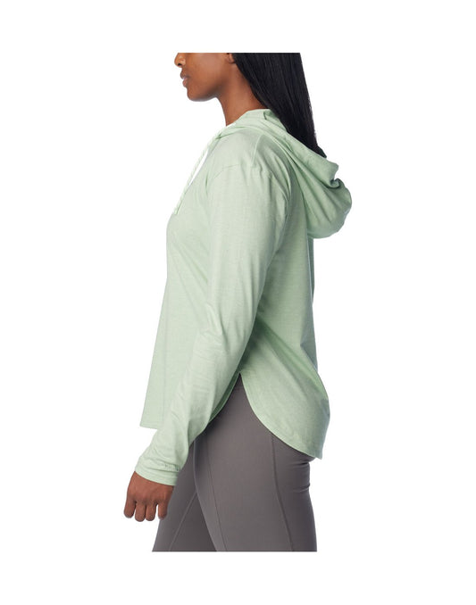 Product Image – Left side view of a woman wearing Columbia Women's Sun Trek™ Hooded Pullover  in Sage Leaf Heather colour.