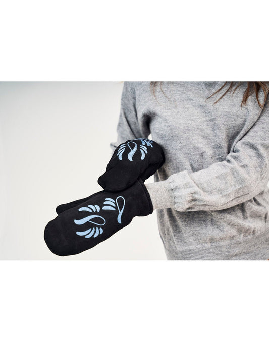 Product Image – Lifestyle image of woman wearing grey sweater and Raber Snowbird Mittens