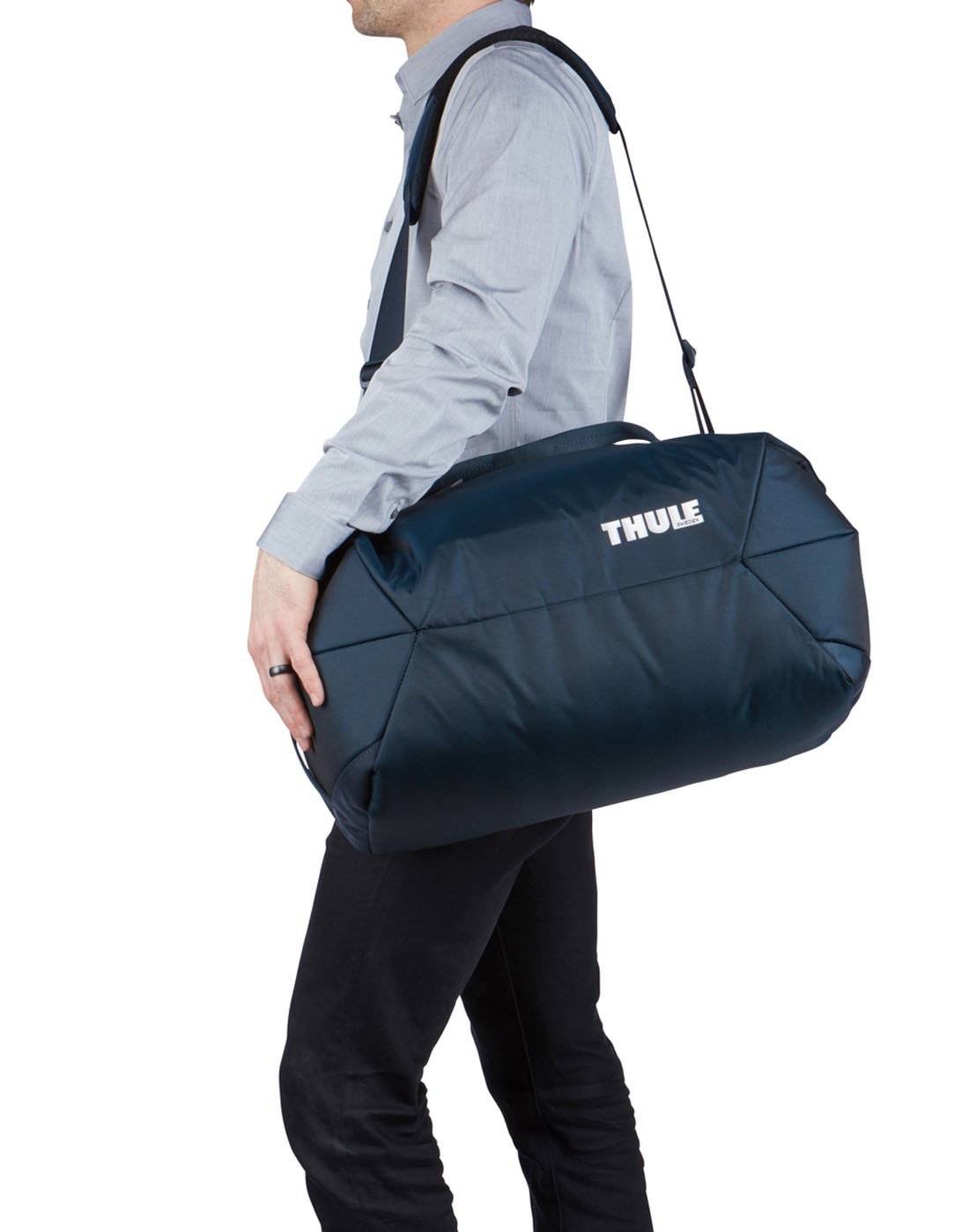 Man using thule subterra 45L mineral colour duffel bag