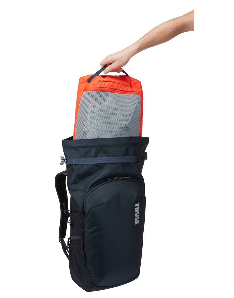 Removing packing cube from thule subterra 34L mineral colour travel backpack