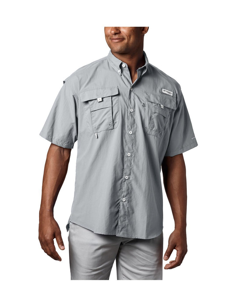 Men wearing columbia Men's short sleeve shirt cool grey colour front view