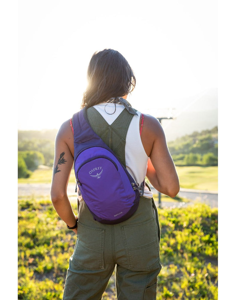 Women wearing osprey daylite dream purple sling bag back view 