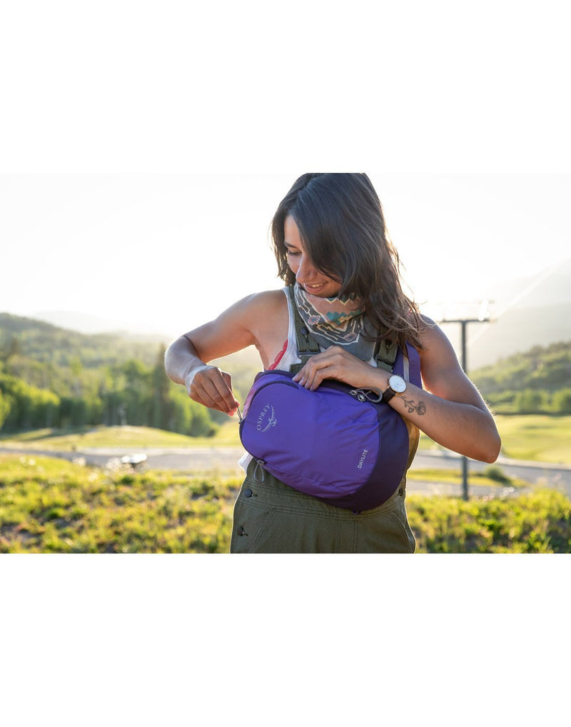Women using osprey daylite dream purple sling bag front view