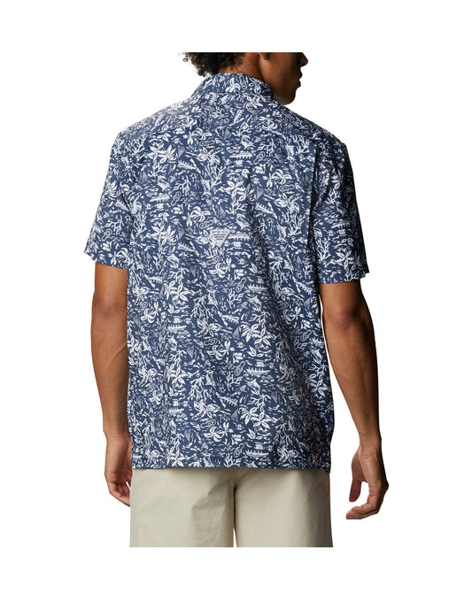 Product Image – Man wearing Columbia Men's PFG Super Slack Tide™ Camp Shirt - collegiate navy kona print, back view