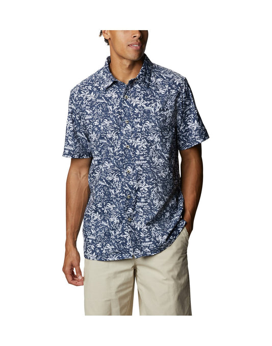 Product Image – Man wearing Columbia Men's PFG Super Slack Tide™ Camp Shirt - collegiate navy kona print, front view