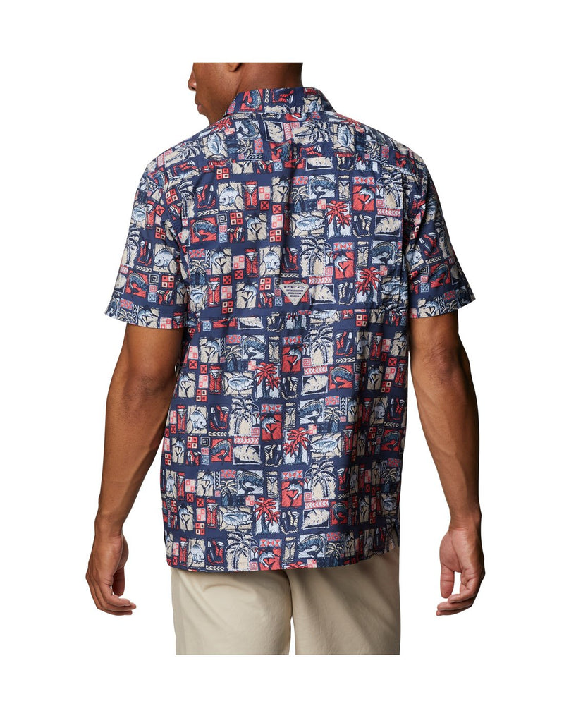 Man wearing Columbia Men's PFG Super Slack Tide™ Camp Shirt - carbon martinis and lies print, back view