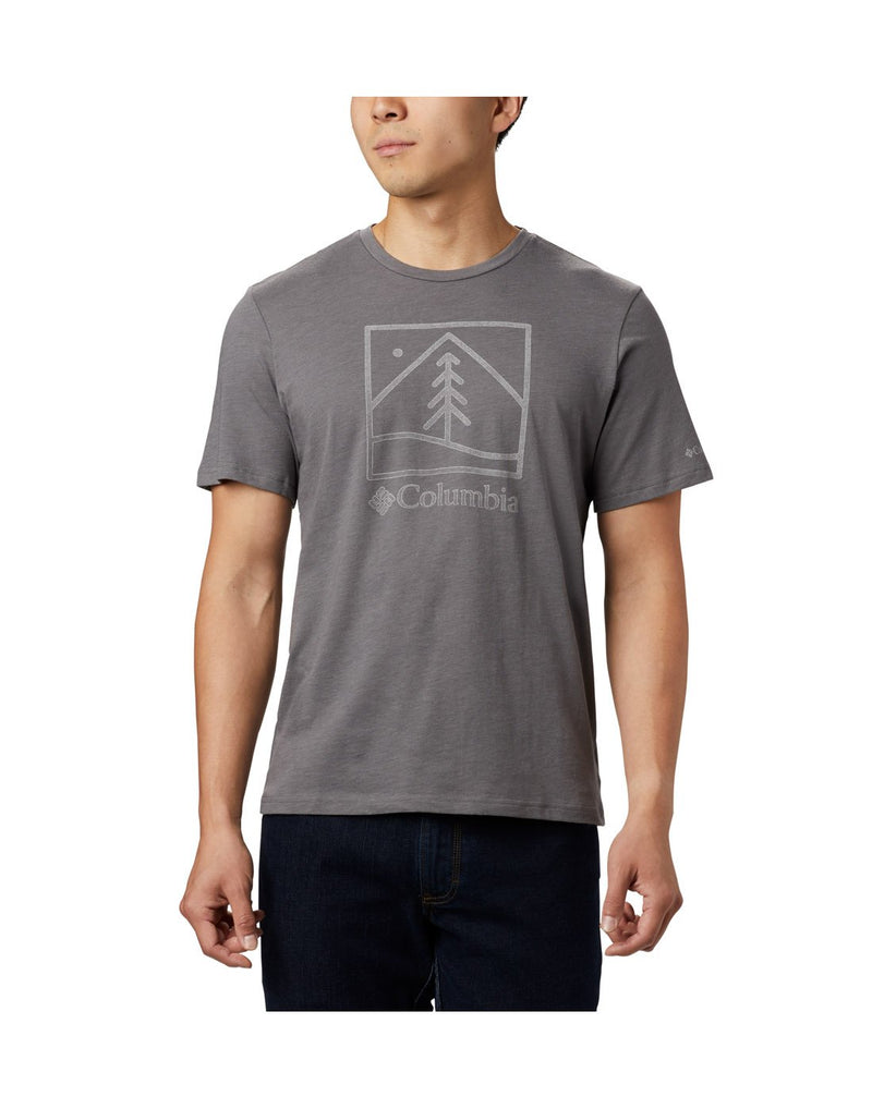 Man wearing Columbia Men's Bluff Mesa™ Graphic T-Shirt in city grey