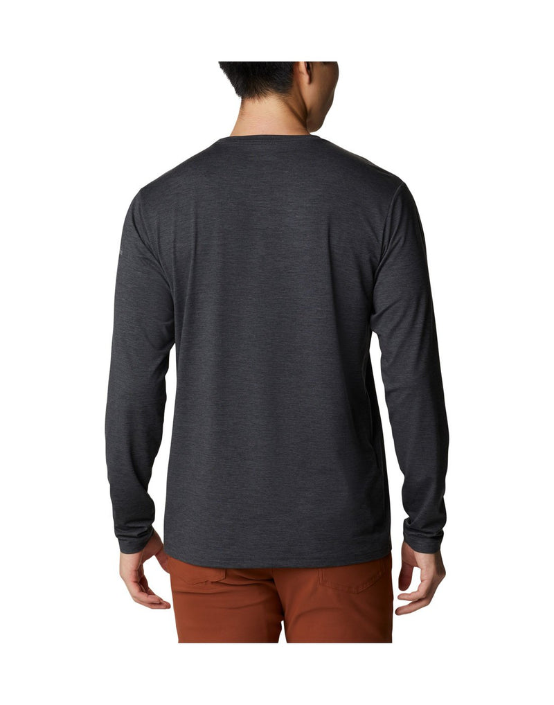 Man wearing Columbia Men's Tech Trail™ Long Sleeve Graphic T-Shirt in black heather, back view