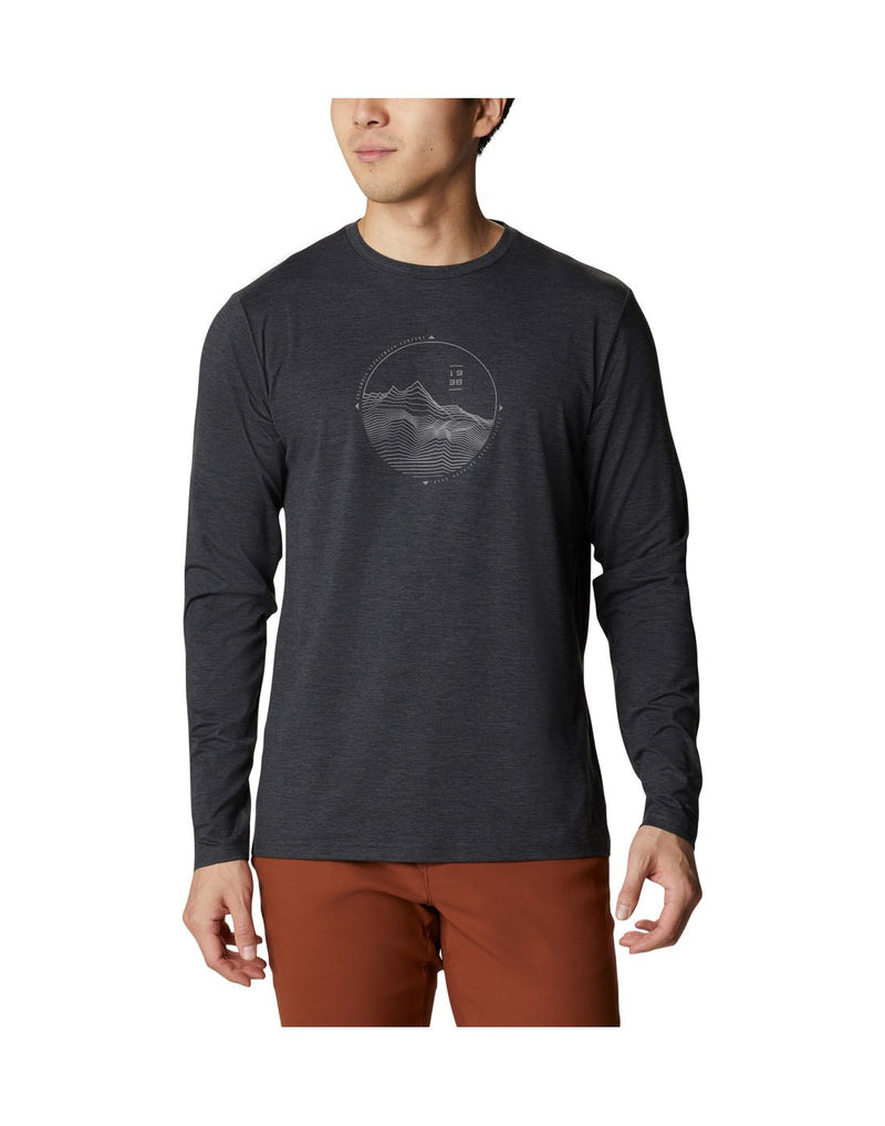 Man wearing Columbia Men's Tech Trail™ Long Sleeve Graphic T-Shirt in black heather, front view