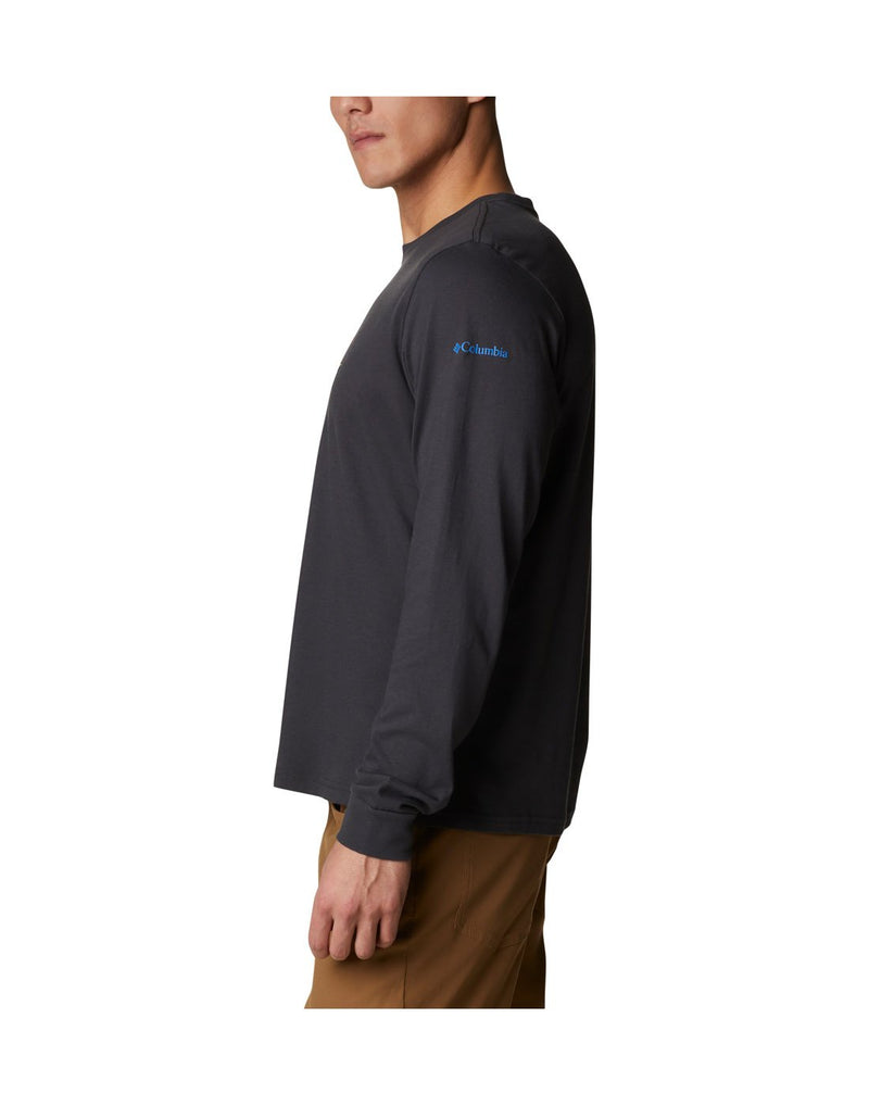 Man wearing Columbia Men's Apres Lifestyle™ Long Sleeve Graphic T-Shirt in shark colour, side view with Columbia logo on left shoulder