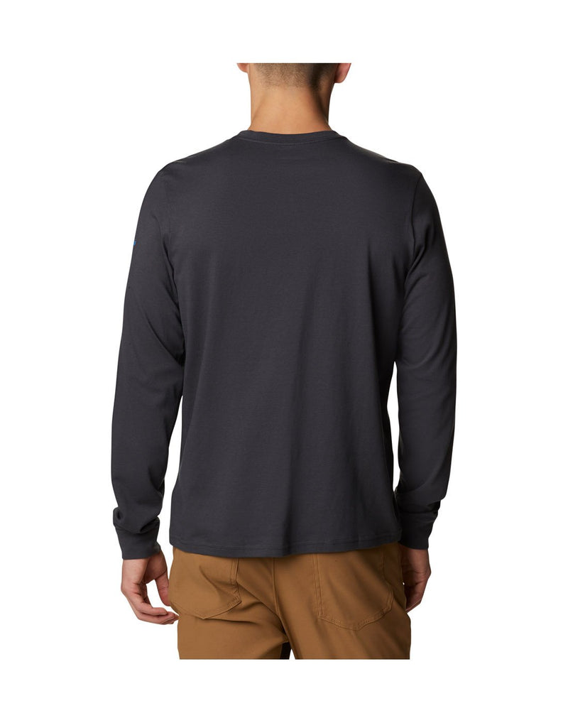 Man wearing Columbia Men's Apres Lifestyle™ Long Sleeve Graphic T-Shirt in shark colour, back view
