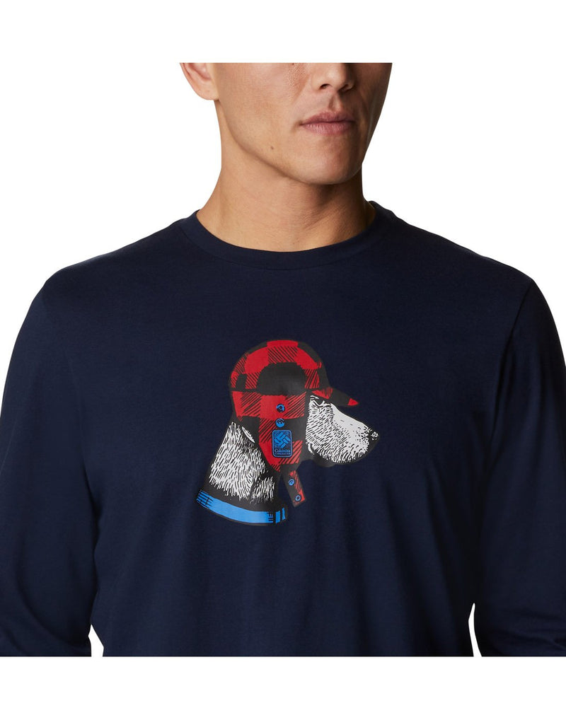 Close up of man wearing Columbia Men's Apres Lifestyle™ Long Sleeve Graphic T-Shirt in collegiate navy colour with graphic of dog wearing a winter hat, front view