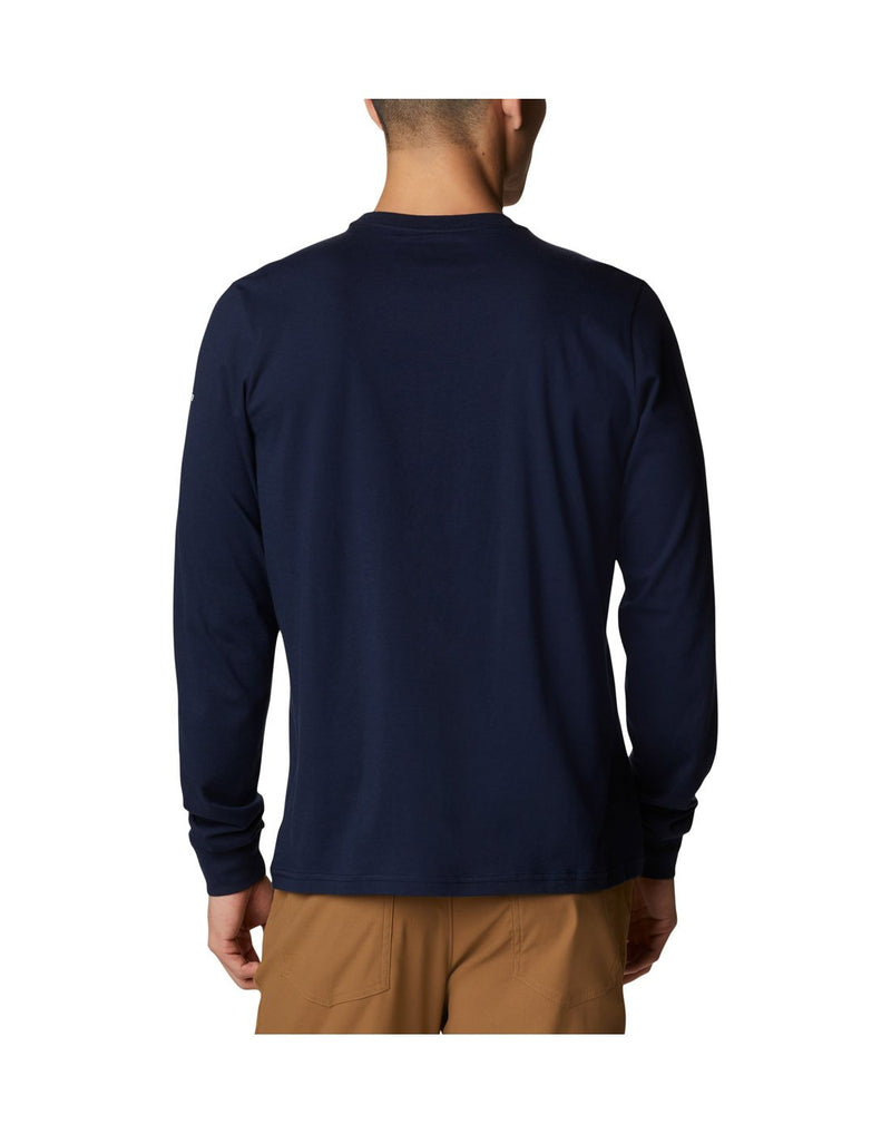 Man wearing Columbia Men's Apres Lifestyle™ Long Sleeve Graphic T-Shirt in collegiate navy colour, back view