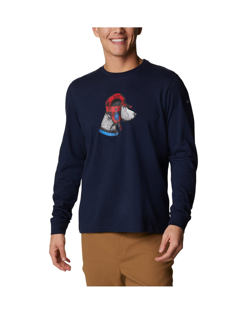 Man wearing Columbia Men's Apres Lifestyle™ Long Sleeve Graphic T-Shirt in collegiate navy colour with graphic of dog wearing a winter hat, front view