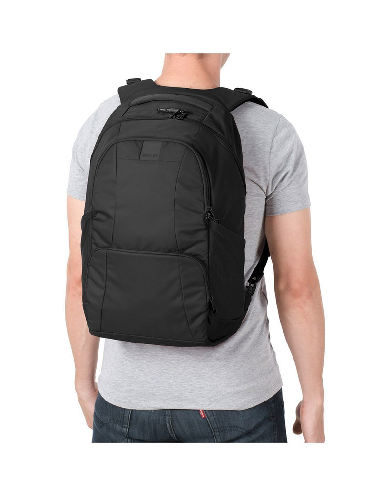 Men wearing metrosafe LS450 anti-theft 25l backpack front view