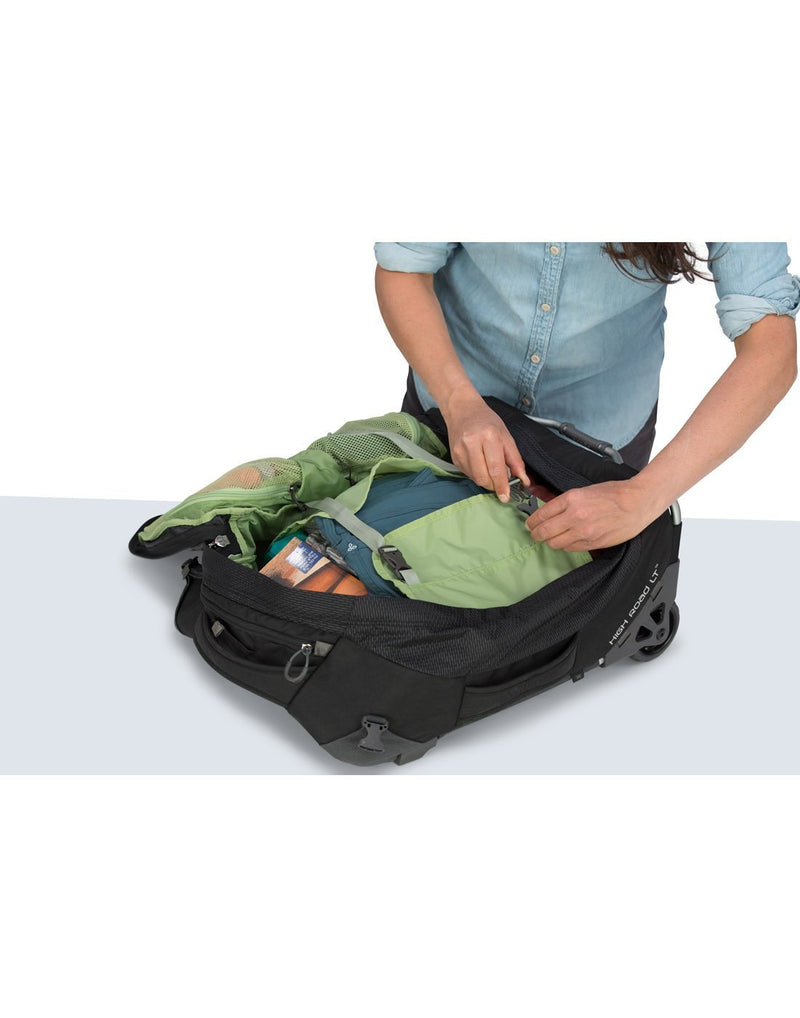 Using osprey ozone 38L/19.5" global black colour luggage bag interior compression strap