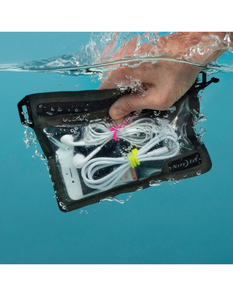 Nite ize runoff® waterproof pocket underwater view