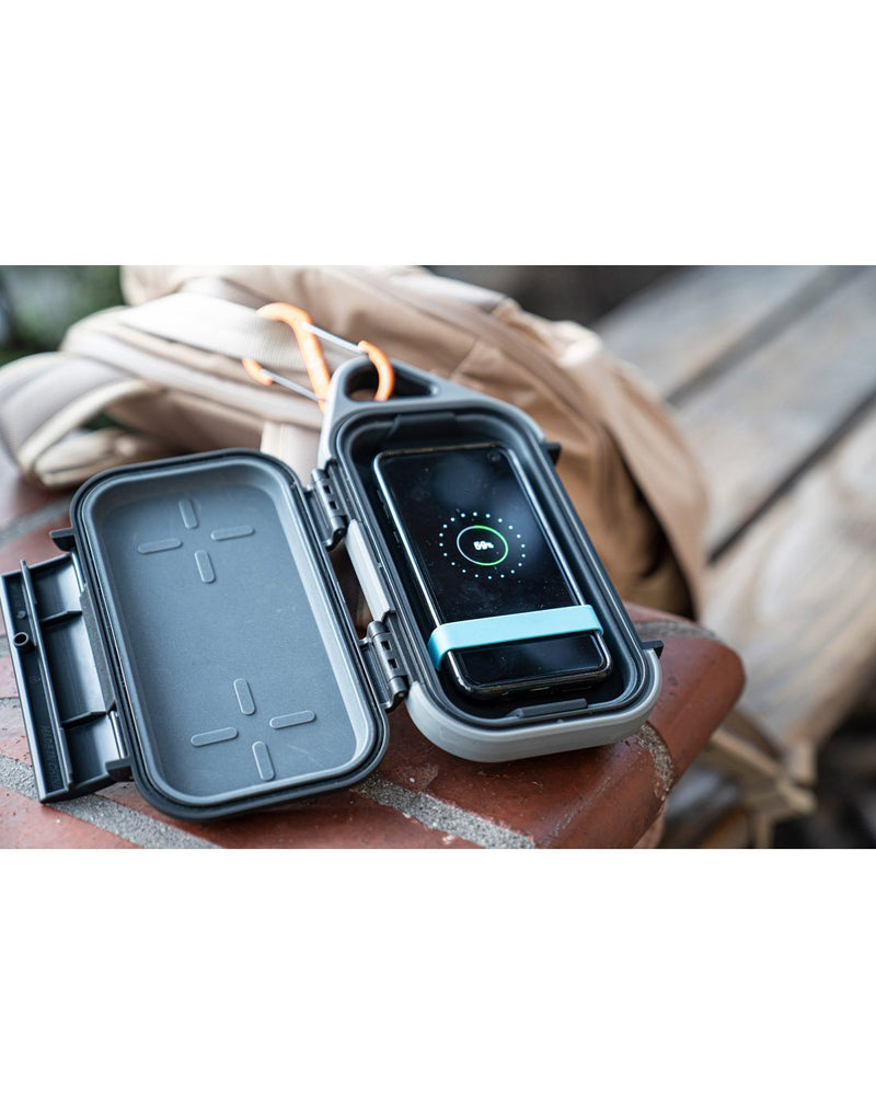 Pelican go personal utility charge case using for charge phone